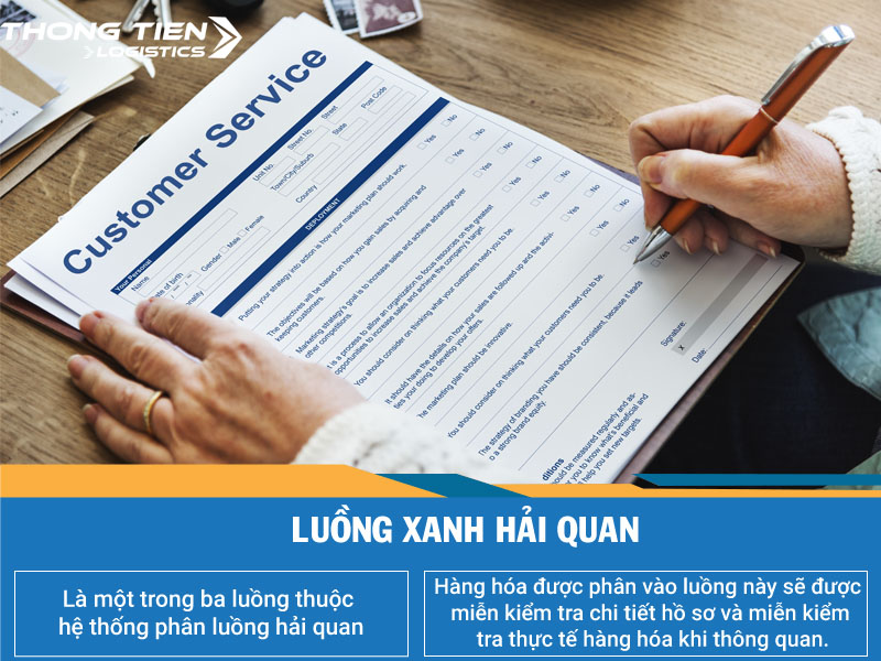 Phân luồng tờ khai hải quan là hình thức giúp Hải quan giám sát, kiểm tra hàng hóa ra vào lãnh thổ Việt Nam. Thông thường, khi thực hiện phân luồng sẽ có 3 luồng chính là luồng xanh, luồng vàng và luồng đỏ. Vậy cụ thể luồng xanh là gì? Khi nào tờ khai được phân vào luồng đó? Bài viết dưới đây sẽ giúp bạn giải đáp chi tiết câu hỏi này. (TEXT: TỜ KHAI LUỒNG XANH KHI KHAI BÁO HẢI QUAN LÀ NHƯ THẾ NÀO?) - Hình minh họa: https://www.freepik.com/free-photo/customs-declaration-form-invoice-freight-parcel-concept_18134896.htm#page=2&query=declare&position=35&from_view=search&track=sph  1. Luồng xanh hải quan là gì? Hệ thống phân luồng hải quan gồm có 3 luồng là luồng xanh, luồng vàng và luồng đỏ. Tương tự như tín hiệu đèn giao thông, tính ưu tiên của các luồng được thực hiện theo thứ tự xanh, vàng và đỏ. Dựa vào hệ thống phân luồng đó, cơ quan Hải quan có thể tiến hành quản lý rủi ro từng lô hàng của doanh nghiệp khi xuất khẩu hoặc nhập khẩu. Vậy đối với lô hàng được phân vào luồng xanh thì sao? Đây là luồng như thế nào? Luồng xanh được hiểu là một trong ba luồng thuộc hệ thống phân luồng hải quan. Hàng hóa được phân vào luồng này sẽ được miễn kiểm tra chi tiết hồ sơ và miễn kiểm tra thực tế hàng hóa khi thông quan.  Đây là luồng mà nhiều cá nhân, doanh nghiệp khi xuất nhập khẩu mong muốn tờ khai hàng hóa của mình được phân vào. Bởi hàng hóa luồng xanh sẽ được chuyển thẳng qua bước 4 thu lệ phí hải quan, nộp thuế (nếu có) và sang bước 5 phúc tập hồ sơ là hoàn tất.  Việc hàng hóa được phân luồng xanh sẽ giúp doanh nghiệp tiết kiệm thời gian, chi phí khi thực hiện thủ tục thông quan hàng hóa. Do đó, bất cứ ai khi xuất nhập khẩu cũng mong muốn tờ khai được “bật xanh” để thuận tiện cho quá trình đưa hàng ra vào Việt Nam. (TEXT: LUỒNG XANH HẢI QUAN Là một trong ba luồng thuộc hệ thống phân luồng hải quan Hàng hóa được phân vào luồng này sẽ được miễn kiểm tra chi tiết hồ sơ và miễn kiểm tra thực tế hàng hóa khi thông quan.) - Hình minh họa: Tờ khai, người đang khai báo đồ họa 2. Khi nào doanh nghiệp được phân luồng xanh hải quan? Hiện nay, có rất nhiều cá nhân, doanh nghiệp băn khoăn không biết khi nào tờ khai hải quan đủ điều kiện để được phân luồng xanh. Thực tế, việc phân luồng được thực hiện một cách tự động dựa trên hệ thống Hải quan điện tử. Cơ quan Hải quan sẽ đưa ra nhiều tiêu chí đánh giá khác nhau để áp dụng với từng doanh nghiệp cụ thể khi thực hiện thông quan hàng hóa. Đối với các mặt hàng cần phải kiểm tra chuyên ngành hoặc hàng hóa có nguy cơ rủi ro về giá sẽ được tiến hành phân luồng cụ thể. Tuy nhiên, để tờ khai của doanh nghiệp có thể được “bật xanh” thì theo quy định doanh nghiệp phải chấp hành tốt các quy định trong thời gian 1 năm trở lên. Một số quy định có thể như: Không vi phạm về hải quan và thuế Hạn chế truyền sửa và hủy tờ khai Có thái độ tích cực, hợp tác với hải quan. Cập nhật thông tin doanh nghiệp tới cơ quan hải quan Nâng mức doanh nghiệp thành ưu tiên. Đây là những tiêu chí có thể giúp doanh nghiệp tăng khả năng được phân luồng tờ khai xanh. Bởi hệ thống sẽ phân tích, đánh giá doanh nghiệp sẽ được xếp hạng ưu tiên nếu chấp hành tốt các quy định trong thời gian từ 1 năm trở lên. Những doanh nghiệp được xếp hạng ưu tiên sẽ được hưởng các ưu đãi về kiểm tra hàng hóa, kiểm tra sau thông quan và ưu đãi về kiểm tra, thanh tra. Tuy nhiên, sau 3 năm thì sẽ tiến hành đánh giá lại doanh nghiệp đó một lần hoặc nếu vi phạm quy định sẽ bị mất ưu tiên. (TEXT: DOANH NGHIỆP ĐƯỢC PH N LUỒNG XANH HẢI QUAN KHI Đáp ứng được các tiêu chí đánh giá trong khi thông quan hàng hóa Hàng hóa xuất nhập khẩu không gặp vấn đề Doanh nghiệp chấp hành tốt các quy định từ 1 năm trở lên Và một số điều kiện khác) - Hình minh họa: Tờ khai, người đang khai báo đồ họa 3. Tờ khai được phân luồng xanh thì như thế nào? Đối với tờ khai được phân luồng xanh, doanh nghiệp sẽ được miễn kiểm tra chi tiết hồ sơ và miễn kiểm tra thực tế hàng hóa. Theo đó, người khai hải quan chỉ cần tiến hành nộp phí, nộp thuế (nếu có) và tiến hành thông quan hàng hóa theo quy định. Cụ thể: Trường hợp số thuế phải nộp bằng 0: Hệ thống tự động cấp phép thông quan (trong thời gian dự kiến 03 giây) và xuất ra cho người khai “Quyết định thông quan hàng hóa nhập khẩu”. Trường hợp số thuế phải nộp khác 0: + Trường hợp đã khai báo nộp thuế bằng hạn mức hoặc thực hiện bảo lãnh (chung, riêng): Hệ thống tự động kiểm tra các chỉ tiêu khai báo liên quan đến hạn mức, bảo lãnh, nếu số tiền hạn mức hoặc bảo lãnh lớn hơn hoặc bằng số thuế phải nộp, hệ thống sẽ xuất ra cho người khai “chứng từ ghi số thuế phải thu” và “Quyết định thông quan hàng hóa nhập khẩu”. Nếu số tiền hạn mức hoặc bảo lãnh nhỏ hơn số thuế phải nộp, hệ thống sẽ báo lỗi. + Trường hợp khai báo nộp thuế ngay (chuyển khoản, nộp tiền mặt tại cơ quan hải quan....): Hệ thống xuất ra cho người khai “Chứng từ ghi số thuế phải thu”. Khi người khai hải quan đã thực hiện nộp thuế, phí, lệ phí và hệ thống VNACCS đã nhận thông tin về việc nộp thuế, phí, lệ phí thì hệ thống xuất ra “Quyết định thông quan hàng hóa”. Cuối ngày hệ thống VNACCS tập hợp toàn bộ tờ khai luồng xanh  đã được thông quan chuyển sang hệ thống VCIS. Như vậy, trong quá trình khai báo hải quan để thực hiện thông quan cho hàng hóa, nếu tờ khai được phân luồng xanh thì doanh nghiệp sẽ nhận được khá nhiều lợi ích. Do đó, để đảm bảo hàng hóa được thông quan nhanh chóng, doanh nghiệp nên chủ động tìm hiểu những thông tin giúp tăng khả năng được “bật đèn xanh” khi thông quan.